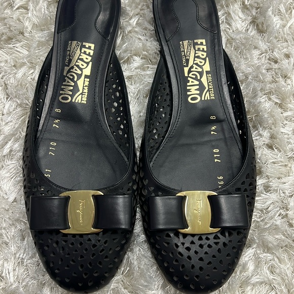 Beautiful slip on Ferragamo shoes - Picture 2 of 3